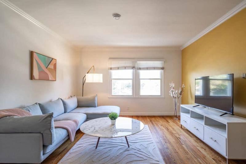 Huge Bright Cozy 2Bed in unit Washer Dryer — отель с удобствами в Лос-Анджелесе
