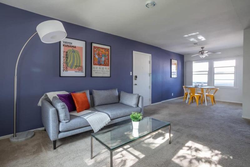 Spacious Cozy 1Bd 1Ba w Workspace & Dining Area — отель с удобствами в Лос-Анджелесе