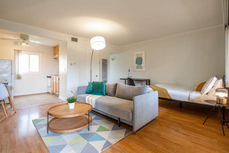 Spacious STUDIO apt with everything you need — отель с удобным расположением в Лос-Анджелесе