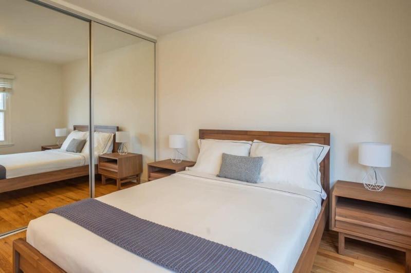 Spacious 2BR apt w fast WIFI Good for 4 guests — отель с удобным расположением в Лос-Анджелесе