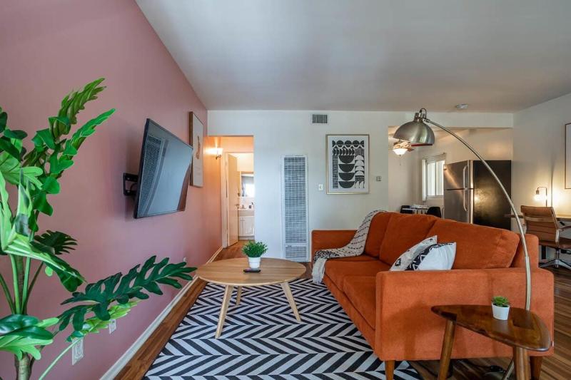 Electric XL Studio right by LAX w Walk in Closet — отель в Лос-Анджелесе, Соединенные Штаты Америки