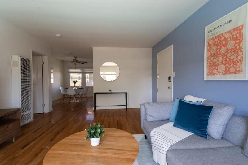 Spacious 2 Bed Quiet neighborhood FAST WIFI — забронировать отель в Лос-Анджелесе