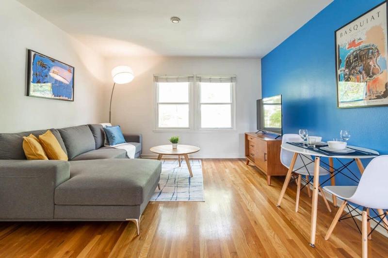 Cozy Quiet 2 BR w HIGH SPEED WIFI & Huge Couch — отель с удобствами в Лос-Анджелесе