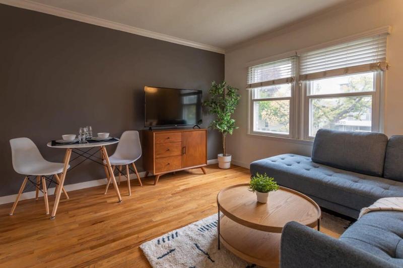 Spacious 2BR filled with Sunshine and fast WIFI — отзывы гостей и цены