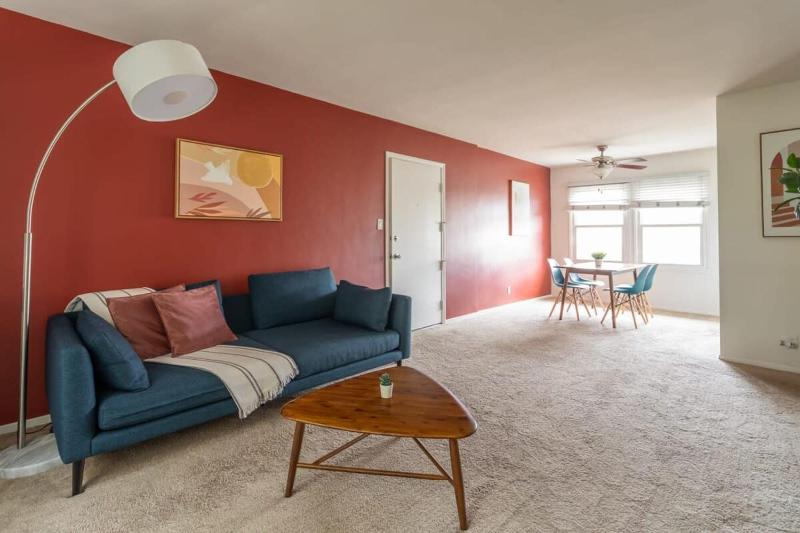 BRAND NEW 1 BR High-speed WiFi Access Everything — отель в Лос-Анджелесе, Соединенные Штаты Америки