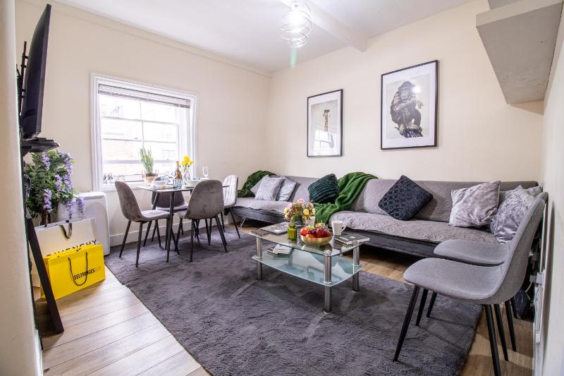 Цены на Cosy 2-Bedroom Apartment in Mayfair 8CB - 4th floor no elevator в Лондоне