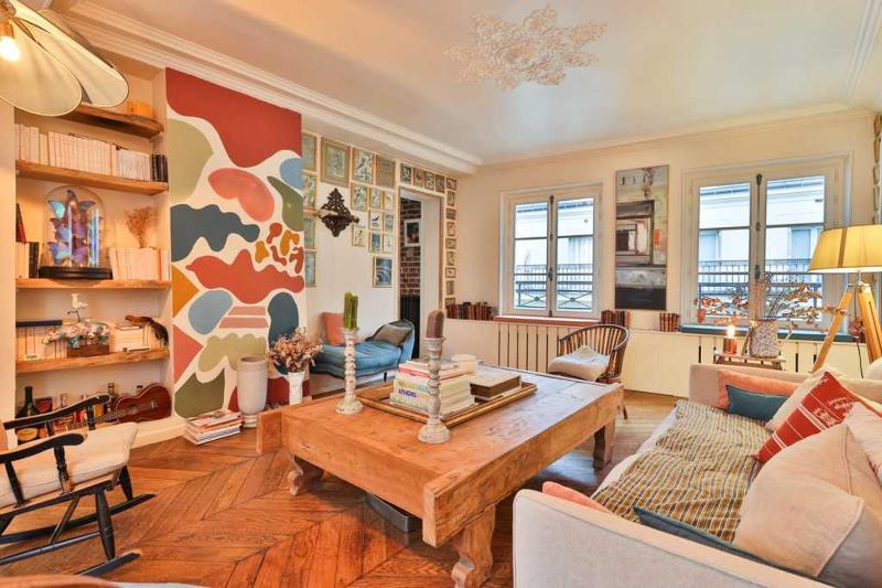 Цены на Cosy apartment in the heart of Faubourg Montmartre в Париже