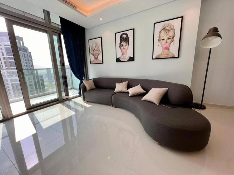 YPS Apartments Paramount Burj View with large balcony Infinity pool — отель с удобствами в Дубае