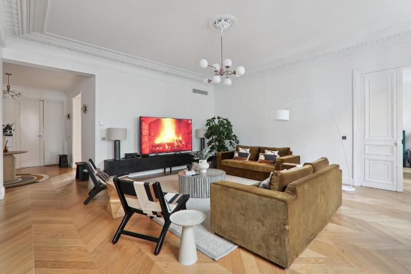 KAZA BELLA - Paris 8 Luxurious apartment close to Arc de Triomphe — отель с удобным расположением в Париже