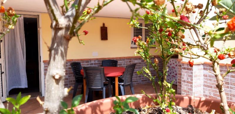 Phiniscollis a La Caletta - Spazioso appartamento con giardino