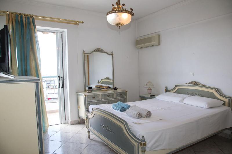 Acropolis View 2BD Apartment — отель с удобным расположением в Афины