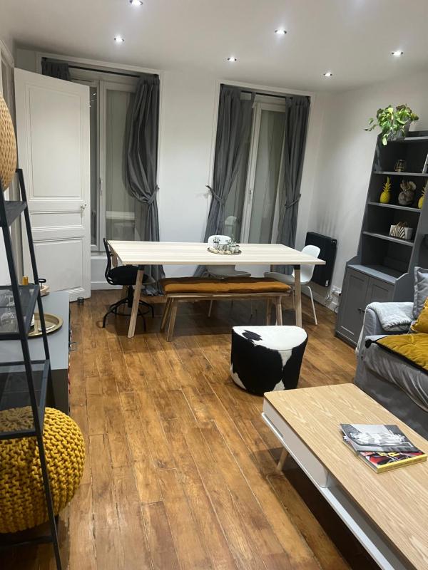 Appartement cosy proche du canal saint Martin — отель с удобным расположением в Париже
