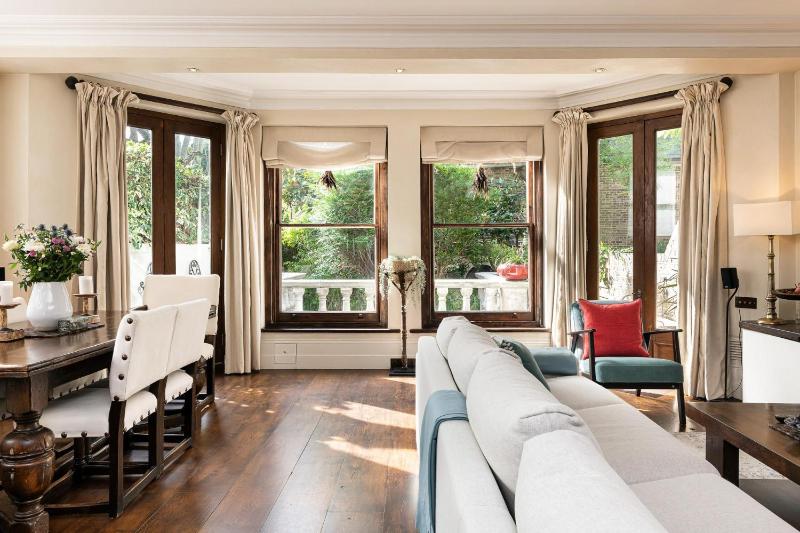 A Chelsea Retreat - 2 Bedroom with Garden and Parking — отель с удобным расположением в Лондоне