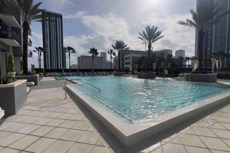 Heart of Downtown, 3BR-2 and half Bathroom En-Suites Luxe pool! — отель с удобствами в Майами