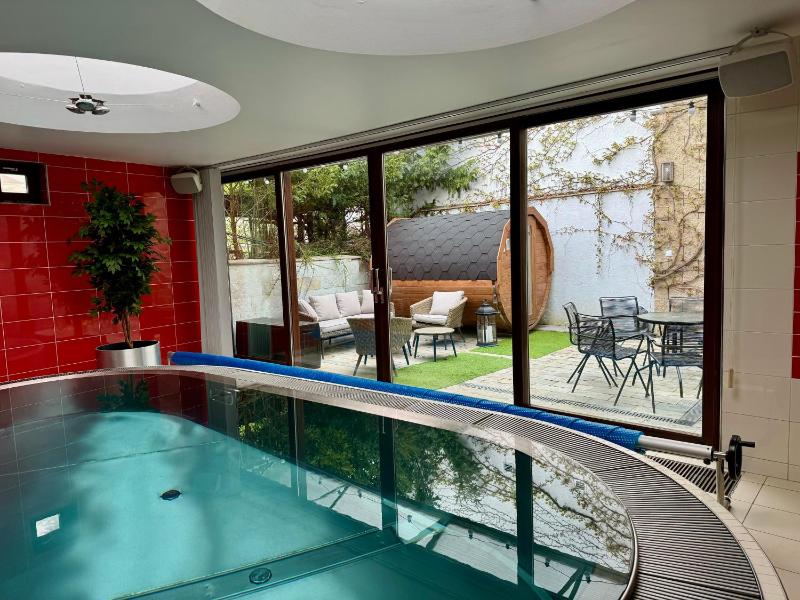 Retro Villa Prague 700sqm Indoor-Pool, Sauna, BBQ, table soccer — отель с удобным расположением в Праге