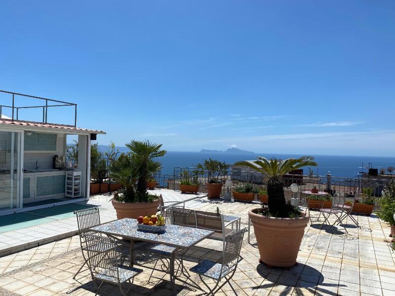 Terrazza Morghen Panoramic Rooftop — отель с удобствами в Неаполе
