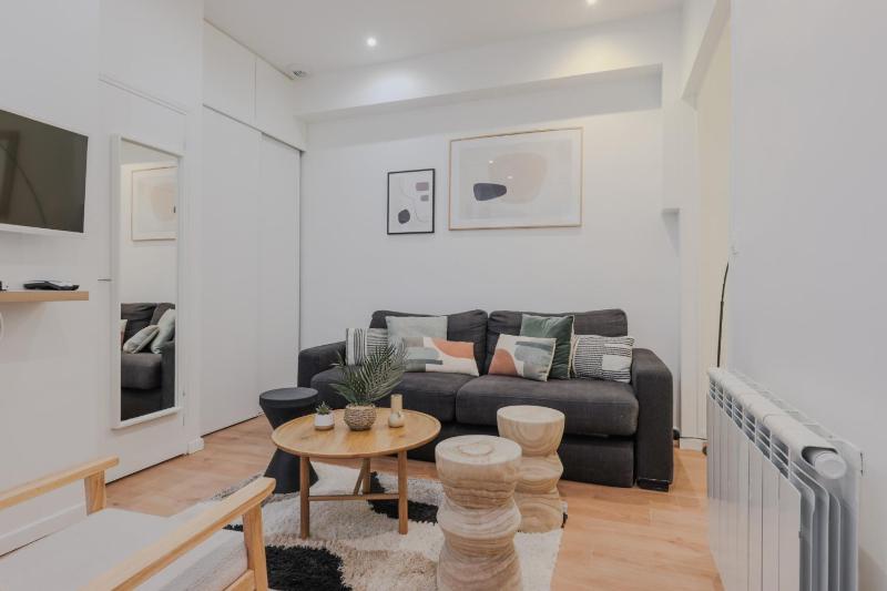 Цены на Charming apartment 1BDR - Courcelles в Париже