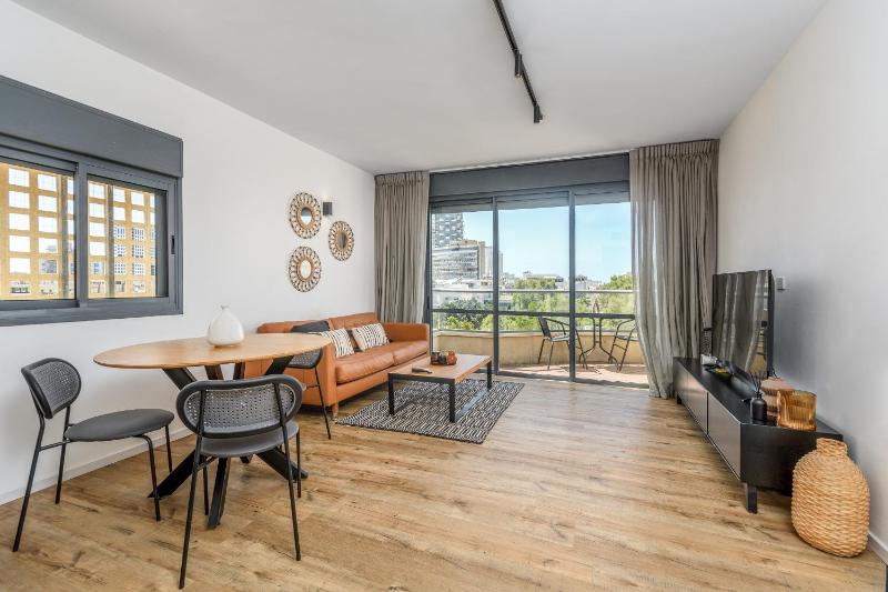 Modern & Sunny 1 BDR w balcony and parking — забронировать отель в Тель-Авиве