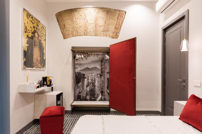 Three Rooms Toledo — забронировать отель в Неаполе