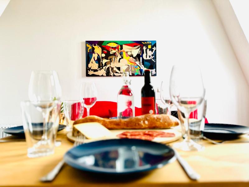 Apartment Direct Views of Eiffel Tower & Sacre-Coeur from Mezzanine - 10 mins to Paris Center — отель в Париже, Франция