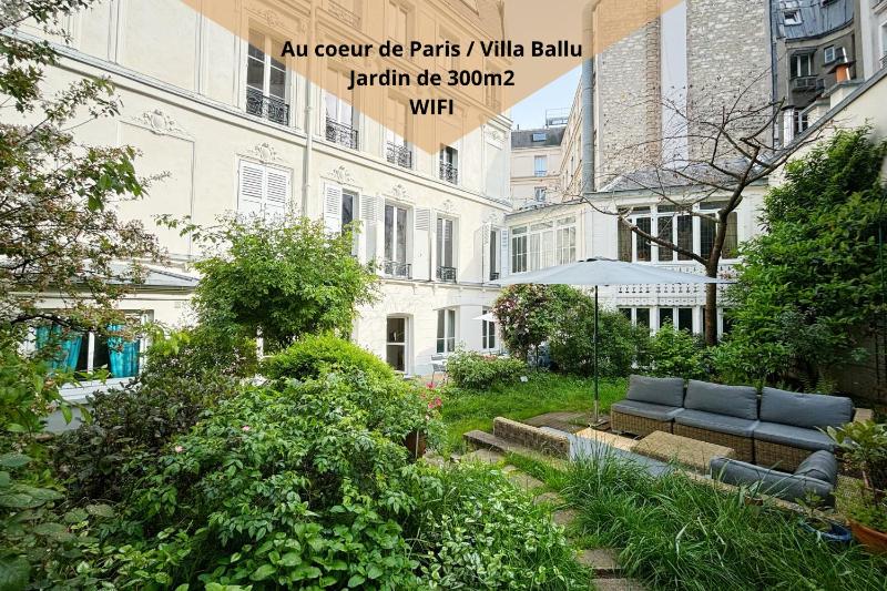 Grand appartement avec jardin privatif a Paris — отель с удобствами в Париже