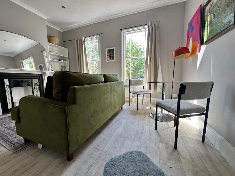 Цены на Charming cottage home in Battersea в Лондоне