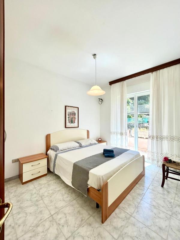 Nura's Casa Le Rose a Bosa - Spazioso apt con giardino