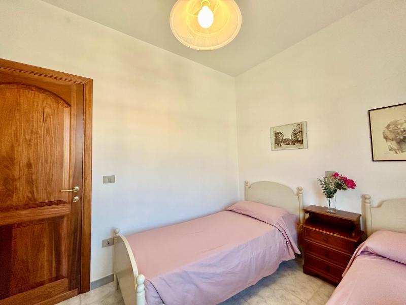 Nura's Casa Le Rose a Bosa - Spazioso apt con giardino