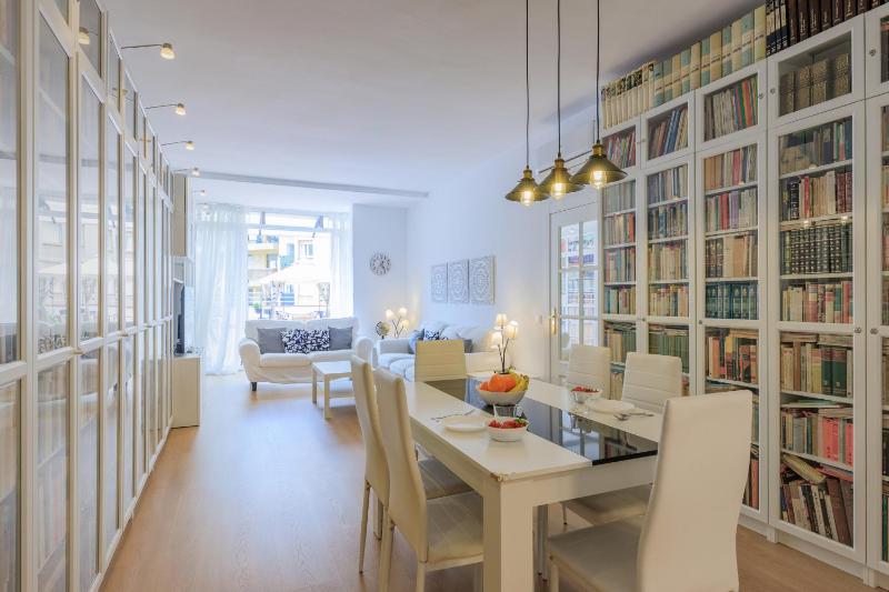 ApartEasy - Private terrace, 3 bedrooms, Eixample — отель в Барселоне, Испания