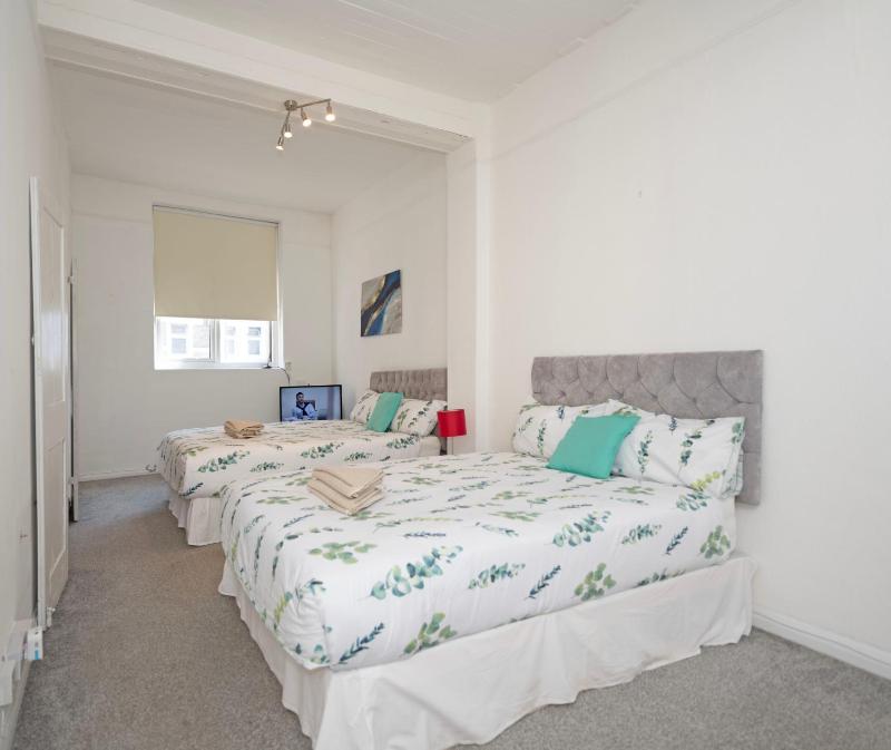 Cosy Two Bedroom Flat , 2 minutes by Clapham Junction Station — комфортный отель в Лондоне