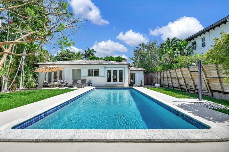 Summer Estate - Pool Parking & Prime Location — отель с удобным расположением в Майами