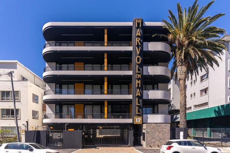 Spacious Top Floor 1 Bedroom Sea Point Apartment with Aircon & Parking-17 Hall Rd, 403 — комфортный отель в Кейптауне