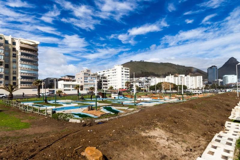 Sea Point - 17 Hall Rd,302 - Modern Central Apartment close to Famous Prominade — комфортный отель в Кейптауне