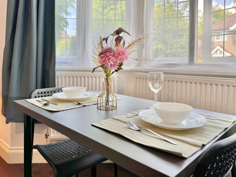 Lovely Studio in Wembley 30min to Central London — комфортный отель в Лондоне