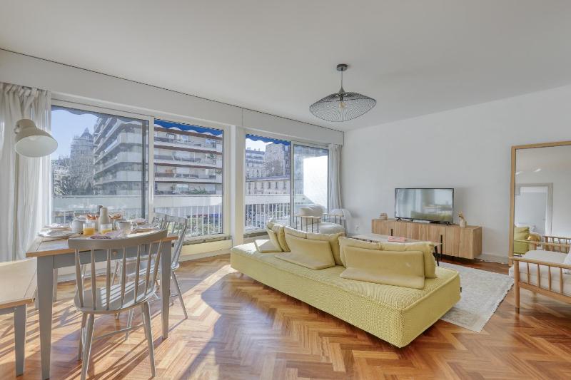 Roomy & Bright Flat, Balcony-By The Eiffel Tower — отель в Париже, Франция
