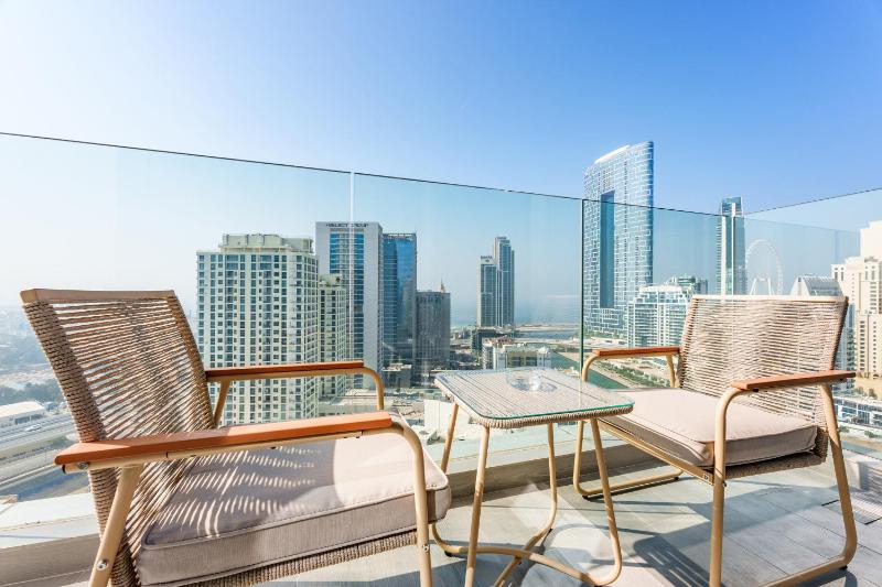 Stayis -Luxurious 2BR Apartment with breathtaking ocean and Marina View — забронировать отель в Дубае