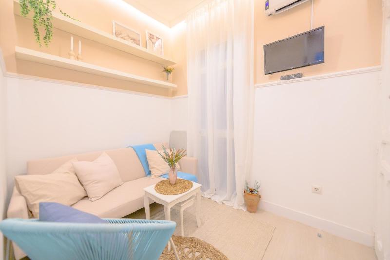 For You Rentals Encantador Estudio TEMPORAL con Cama Doble y Sofa Cama, Patio Compartido CTG86 — отель в Мадриде, Испания
