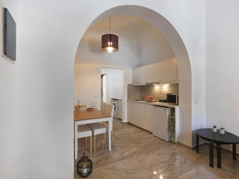 Цены на Elegant, affordable apartment with a fireplace в Афины