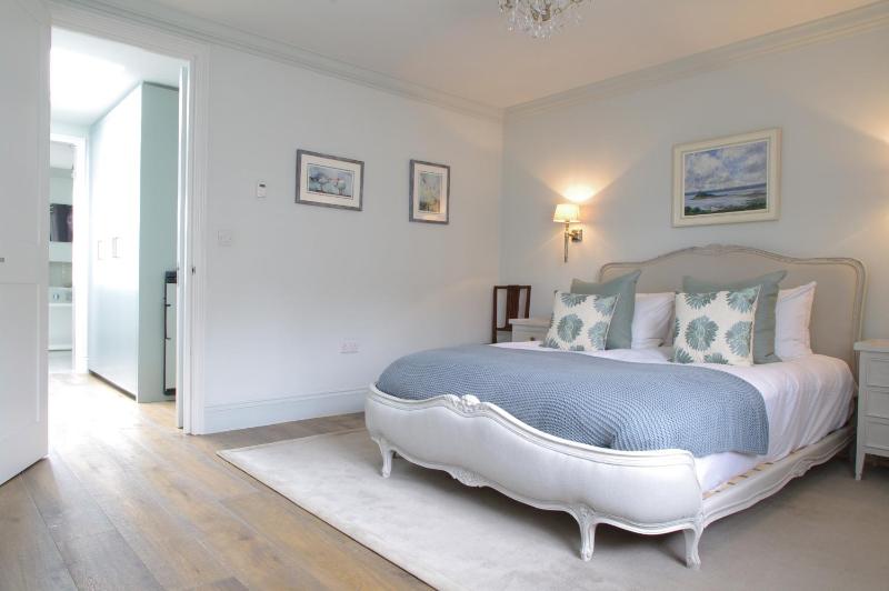 Elegant Chelsea Town House near Sloane Square — отель с удобствами в Лондоне