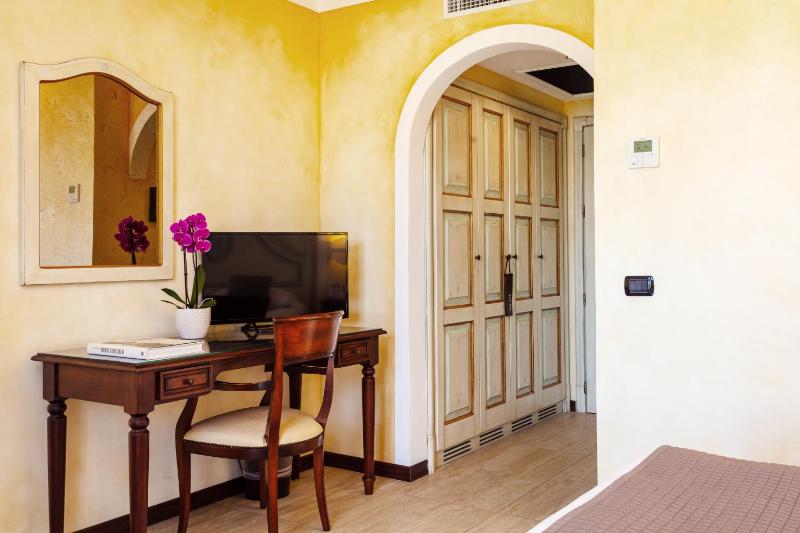 La Vecchia Fonte a Palau - Affascinante hotel sul porto
