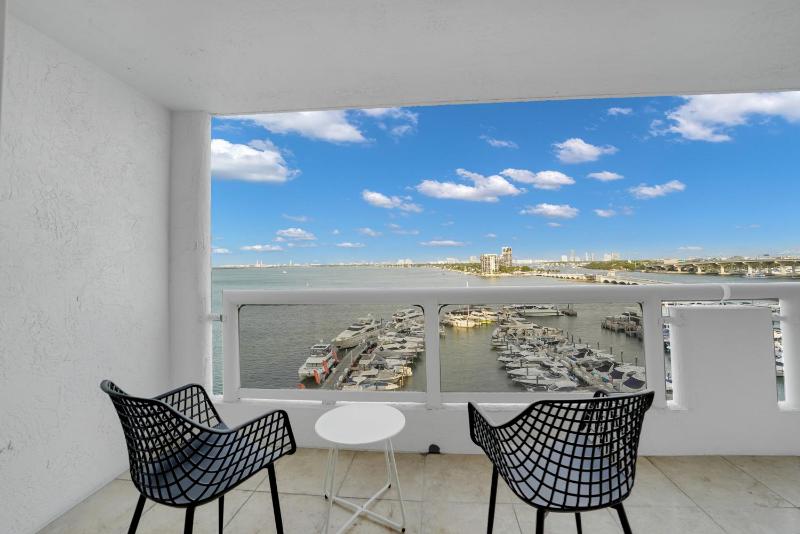 Permanent Vacation! Direct Water Views! — отель в Майами, Соединенные Штаты Америки