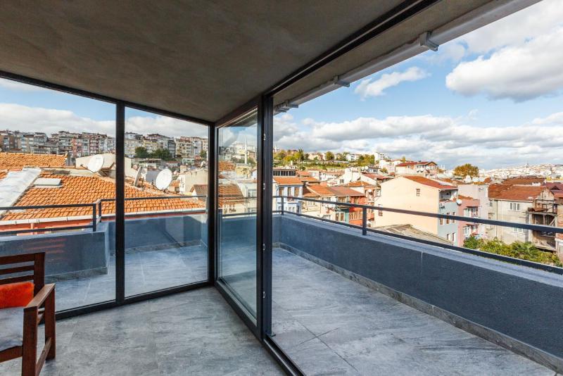 Chic Flat w Terrace 5 min to Red Church in Fatih — отель с удобствами в Стамбуле