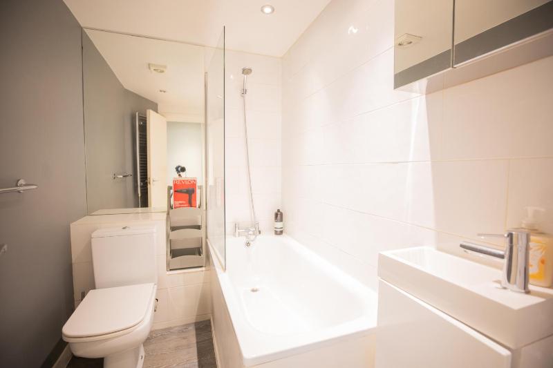 One bedroom at Chelsea cloister Hotel — отель с удобным расположением в Лондоне
