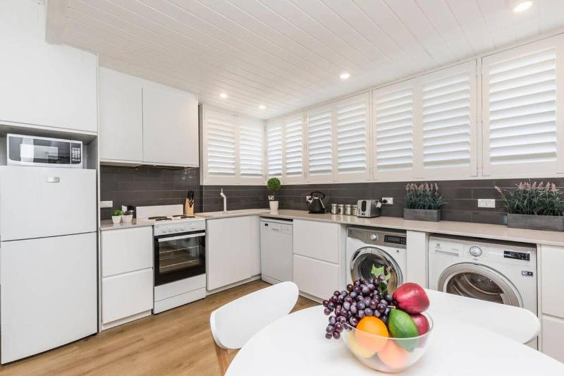 Bondi Beach Spacious Apt, Car Space, AC and Netflix — отель с удобствами в Сиднее