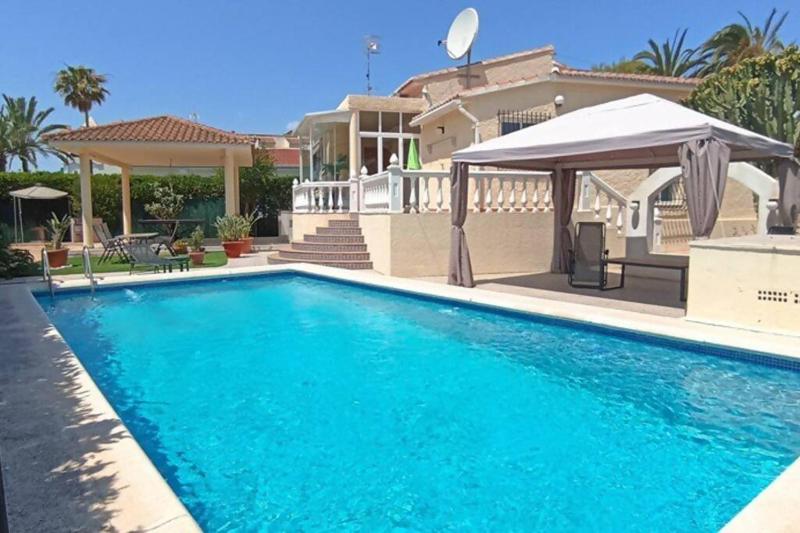 Detached villa with pool, short walk to the beach — отель с удобным расположением в Аликанте