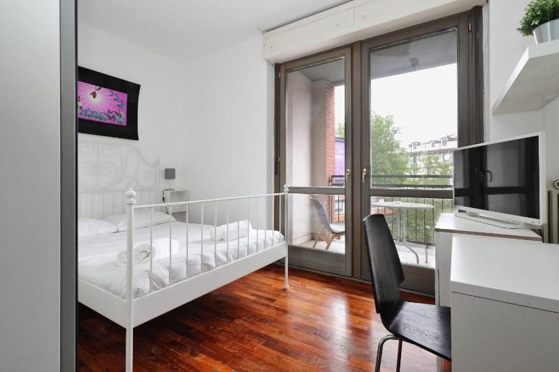 JOIVY Lovely 4-bed flat with balcony — забронировать отель в Милане