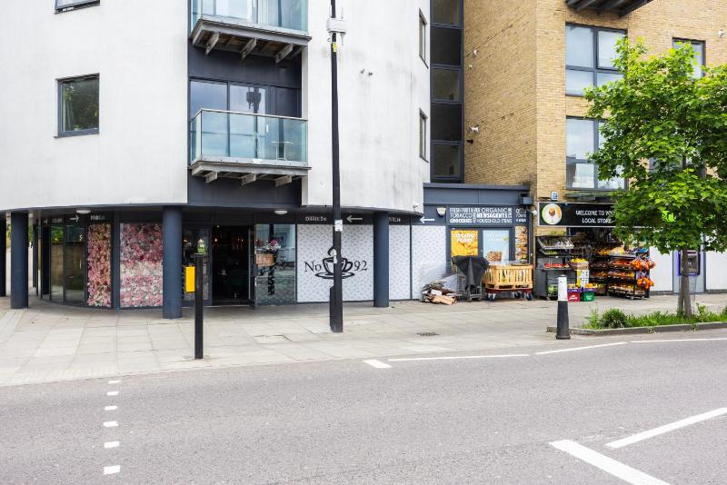 Цены на 2 bed Canary Wharf Stylish Retreat, Free Parking & smart Tv в Лондоне