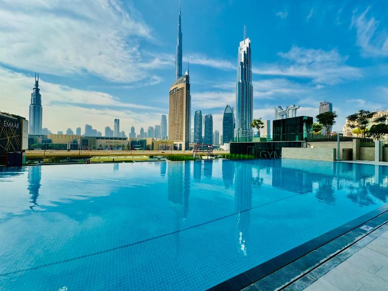 Chic 2-BR Apt with Burj Views At Downtown Views II , Direct Dubai Mall Access — отель с удобствами в Дубае