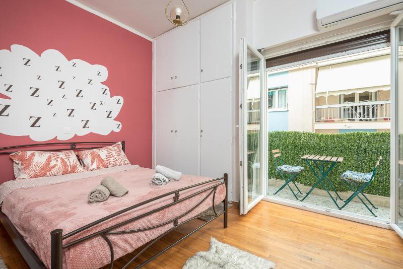 Цены на Beautiful apartment, next to metro. в Афины