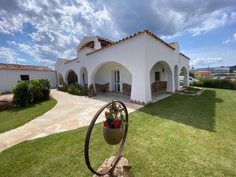 Sa Domo De Rosa a Budoni - Accogliente B&B con Giardino